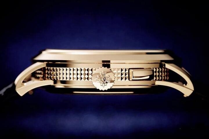 表耳造型镂空有致，减轻了腕表厚重感觉（其实整只表厚度11.49mm，以这种复杂等级来说不算很厚），表侧则由手工添上百达翡丽时计典型的饰钉图案