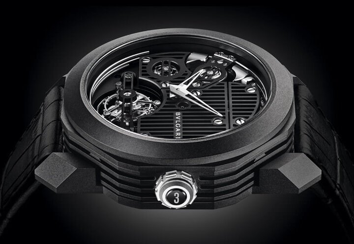 Octo Roma Carillon Tourbillon采用不锈钢制成的三音锤与三音簧组合敲击报时乐音，从侧面角度可以明显看到环绕在面盘边缘的三圈音簧。此外表冠顶部的阿拉伯罗马数字代表腕表的限量编号