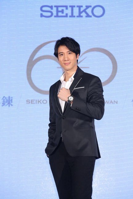 SEIKO在台60周年记者会现场，代言人王力宏表示也很喜欢他今天戴的60周年纪念表款PREMIER系列，尤其欣赏它人动电能自动追时技术，非常细心