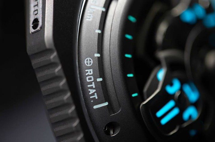 表壳左侧会显示20分钟内地球赤道自转的距离数据。