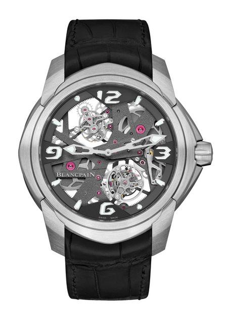 全新一分钟卡罗素陀飞轮腕表是以铂金打造，直径47.4mm搭配黑色鳄鱼皮表带，限量50只