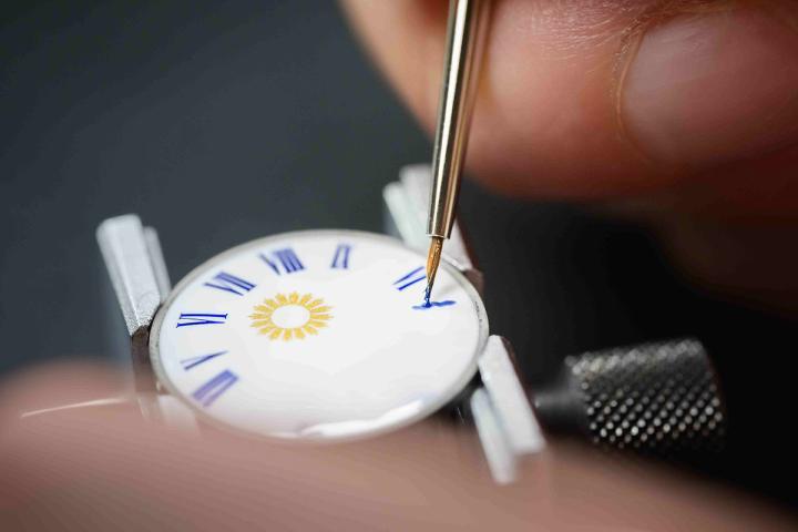 表盘时间显示盘采用内填珐琅工艺，并以蓝色珐琅描绘罗马数字。