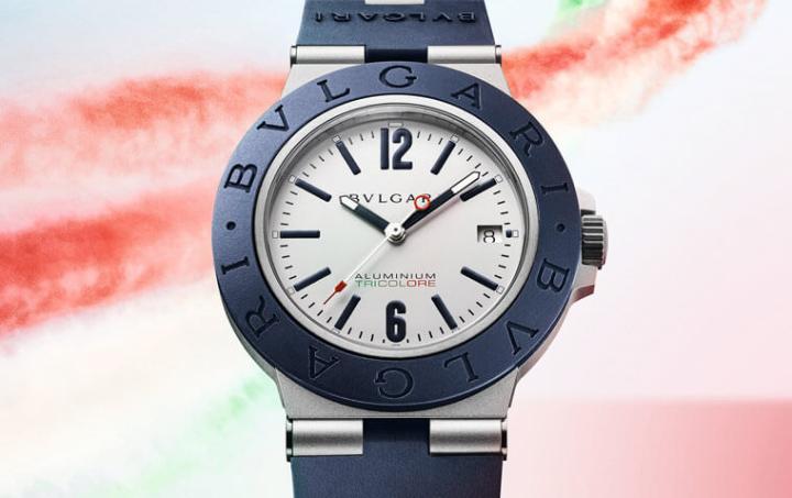 手表的橡胶材质部分从一般版的黑色改为深蓝色，同时面盘6点方向也多加了”TRICOLORE”字样突显手表的联名身份