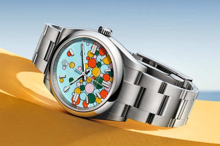 继单色的彩色漆面面盘后，劳力士Oyster Perpetual 2023年全新引进集结五种颜色的“庆典”（Celebration）面盘。