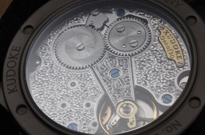 镀铑机芯夹板导入 Flakes 手工雕刻工艺，刻出细致鳞片纹理，光线下呈现细碎动态光泽。