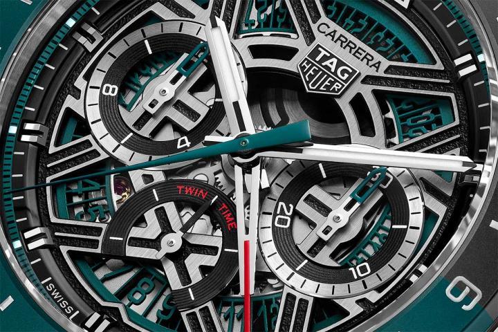 Carrera Chronograph Twin-Time 两地时间计时腕表，表盘中央的 TAG Heuer 盾形标志成为视觉核心，串联镂空结构的层次设计，呈现清晰而有力的平衡。赛车灵感延续至小表盘设计，呼应仪表板造型。