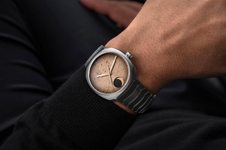 疾速者恒动月相陨石概念腕表秉承慕时传统，以独特视角诠释高级制表，专为鉴赏家而生。