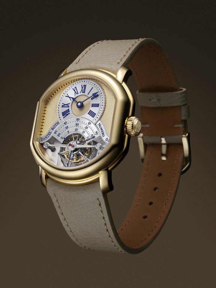 DANIEL ROTH 品牌复兴后在 2024 年 LVMH 腕表周推出的首款作品 ——Tourbillon Souscription 陀飞轮腕表。独立制表师先驱丹尼尔．罗斯（Daniel Roth）在 1988 年于瑞士制表业的摇篮汝拉山谷（Vallee de Joux）成立制表工坊与同名腕表品牌后，推出了一款采用双椭圆形表壳以完美托住陀飞轮框架的 Souscription 陀飞轮腕表。伦敦零售商 Asprey 订购了 25 只，为 Roth 提供后续研发的资金，使陀飞轮腕表迅速开始量产。此款具有里程碑意义的腕表被选为 DANIEL ROTH 品牌复兴后的首款作品新款 Tourbillon Souscription 陀飞轮腕表完全忠实呈现出原作精神，并在设计和机械方面进行了改良，其中最引人注目的是配备了全新的自制机芯和标志性的纯金机刻雕花表盘。