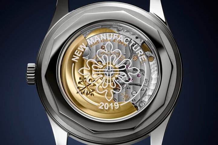 底盖印有卡勒卓华十字星图案与”New Manufacture”和“2019”等字样