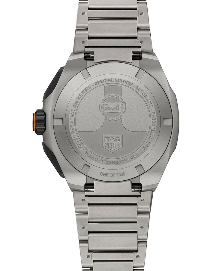 TAG HEUER Formula 1 x Gulf 搭配钛金属表带，表背镌刻 Gulf 联名字样与限量编号标识。
