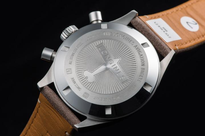 呼应飞行表的元素及一个时代飞行表的象征，腕表底盖镌刻了飞机图案