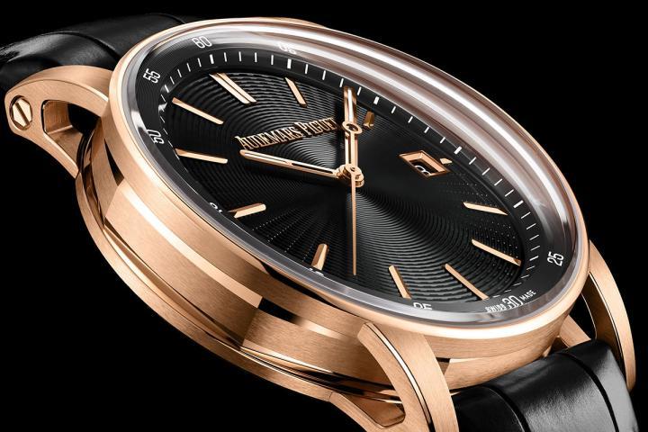 CODE 11.59 自动上链腕表的表盘饰有系列标志性纹饰：令人联想起水面涟漪的同心圆图案，其间点缀的细密凹槽可巧妙捕捉光影，尽显灵动质感。在此表盘基底之上，18K 玫瑰金时标与夜光指针格外醒目，既提升了读时清晰度与佩戴舒适度，又为这款多面设计的时计注入了现代气息。