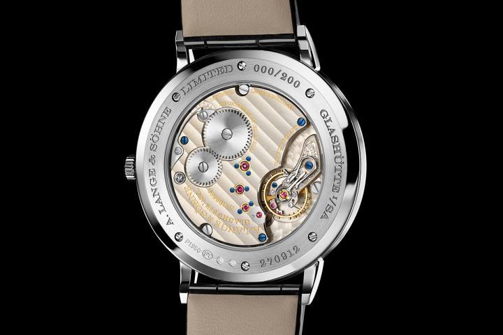 Saxonia Thin 搭载专用的表厂自制机芯，其手动上链机芯的修饰达至萨克森制表工艺的理想标准，透过蓝宝石水晶玻璃底盖，可悉心鉴赏其运转美态。