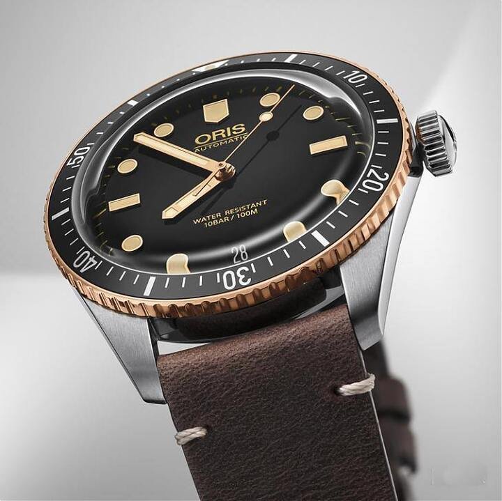 全新Divers Sixty-Five潜水表採用青铜外环的单向旋转圈