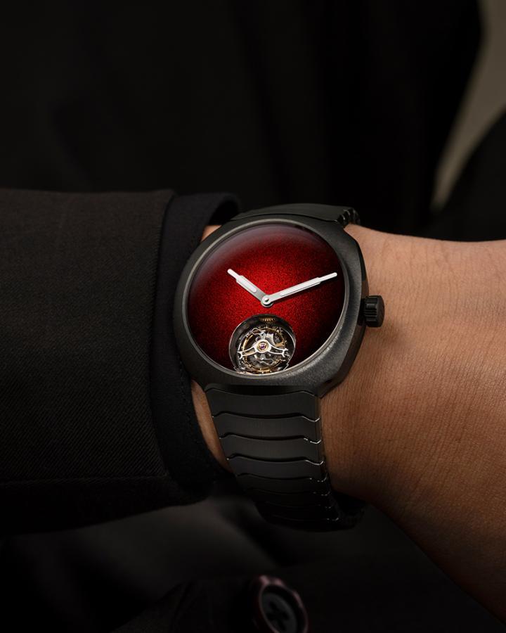 疾速者陀飞轮陶瓷概念腕表的枕形表壳与一体式链带完全以碳灰色陶瓷制作而成，大胆展现鲜明个性与独特气质。