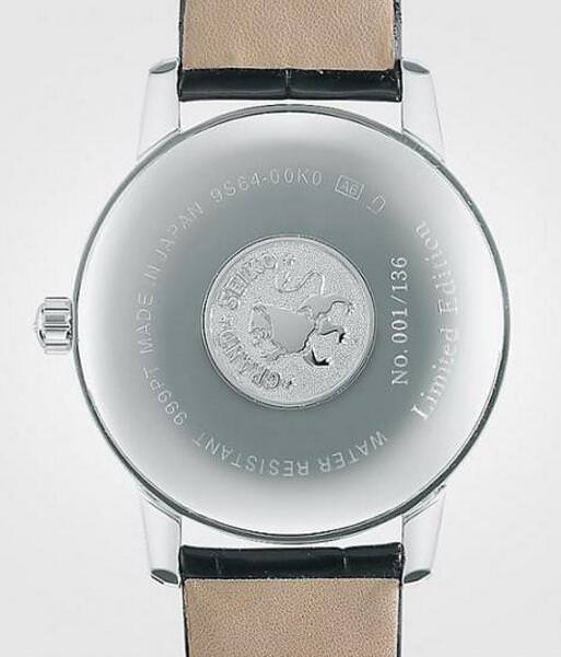 为了忠实传达原版韵味，GRAND SEIKO复刻表採用了实底盖，其上刻有GS代表性的金狮徽章，而三种复刻款式也都限量发行并镌刻在表背