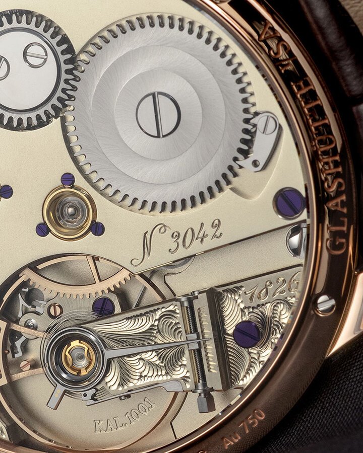 摆轮夹板上镌刻 "1826" 字样，象征 Moritz Grossmann 的诞生年份。