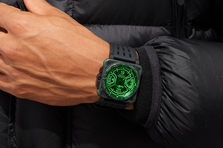 BR-X3 Night Vision 凭借独特设计及绿色 Super-LumiNova 夜光技术，跻身新一代夜间任务专业时计代表作。