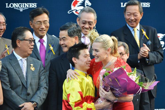 Longines浪琴表优雅大使凯特•温斯莱特为Longines Hong Kong Cup浪琴表香港杯锦标、California Memory的马主、驯马师及骑师颁发Longines浪琴腕表。作为答谢，骑师Matthew Chadwick为她送上一束鲜花。