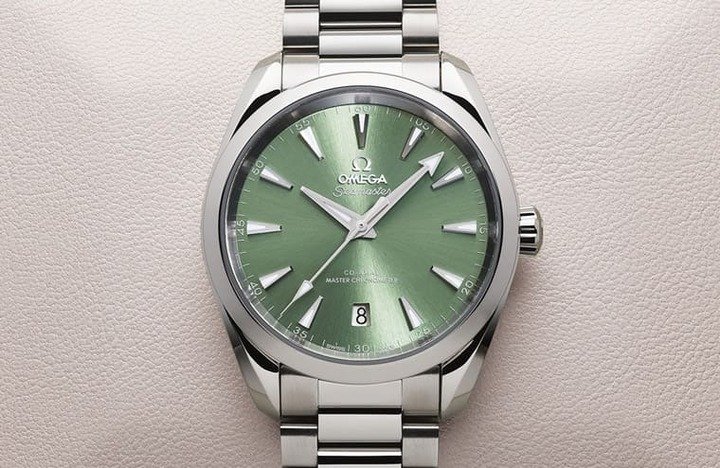 海马Aqua Terra 38mm 2022年换上彩色漆面新出击，面盘原本令人熟悉的甲板纹也跟着改成太阳线纹磨砂图案。