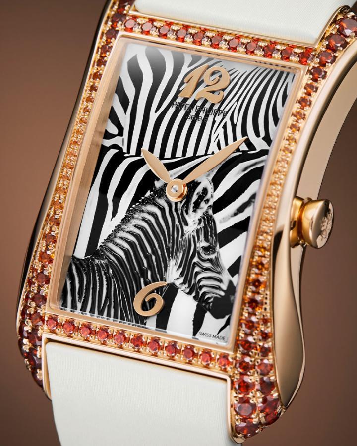 Gondolo Serata 4962/200R-010 的玫瑰金表壳镶嵌 94 颗圆形切割锰铝榴石，橘橙色到干邑色之间的色彩，随着表壳线条渐变排列。