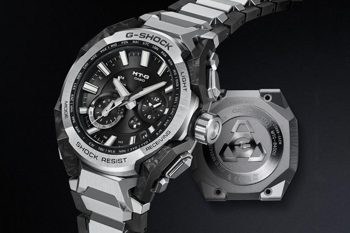 背盖饰有 Triple G Resist 的 logo