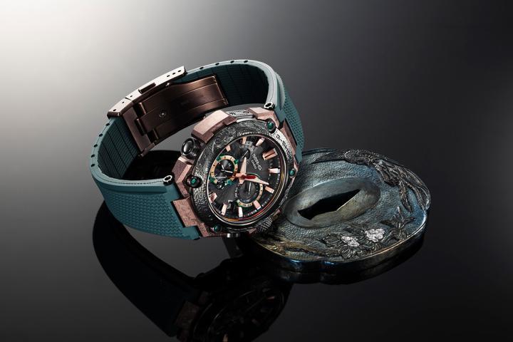 MRG-B2000KT-3A 表圈利用立体浮雕工艺技法，展现栩栩如生的凤凰图腾。