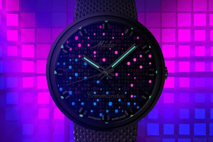 当夜幕低垂，Mido的Super-LumiNova®夜光涂层发挥魔法，让彩色方块在黑暗中闪耀柔和光芒。