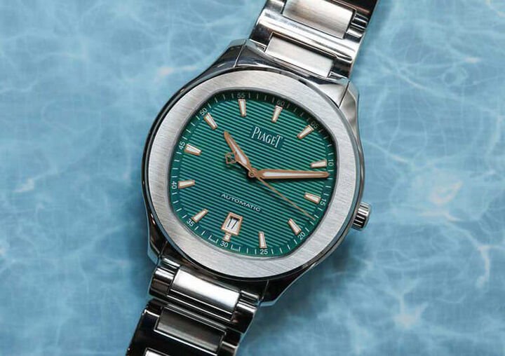 在圆形表壳之中融入枕形面盘的Piaget Polo，表底盖上镌刻限量全球限量888只