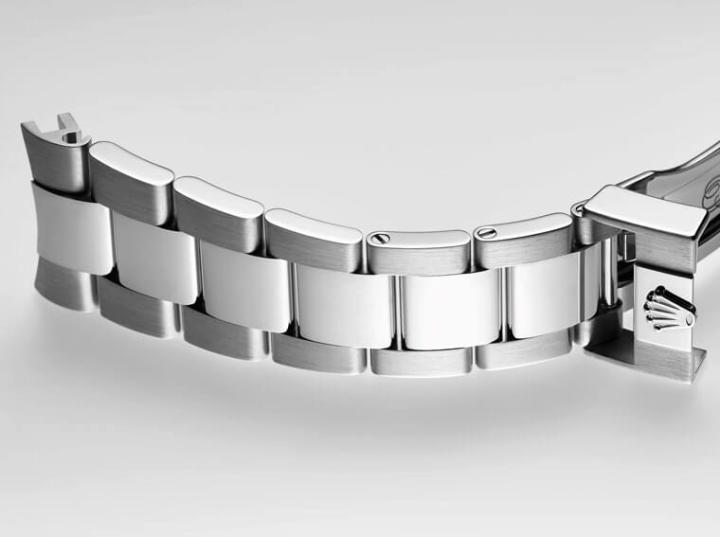 在钢壳蓝黑圈也换装五珠带之后，现在采用三板带的包括玫瑰金棕黑圈、半金棕黑圈还有这款，也就是说三板带变成了金壳款专属的（在GMT-Master系列中），跟钢壳版的五珠带做出明确的区隔