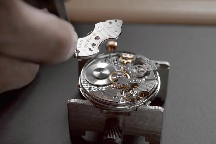 Les Cabinotiers 阁楼工匠三问报时腕表 Homage to Epic Warriors 搭载 1731 机芯极具建筑感的立体结构，飞行报时调速器、音锤、音簧及大多数齿轮均清晰可见。所有零部件均经以悉心装饰打磨，营造出丰富变幻的光影效果，更突显出机芯的通透美感。