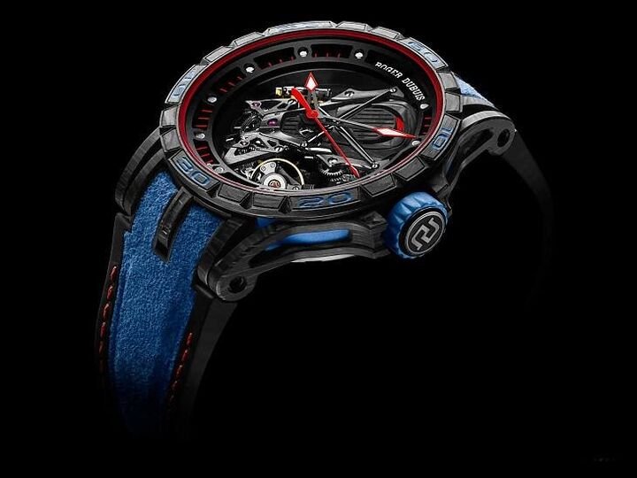 全新的Excalibur Aventador S蓝色腕表延续罗杰杜彼与兰博基尼赛车部门对複杂工艺的追求，跨界合作将制表与赛道上的热情融为一体