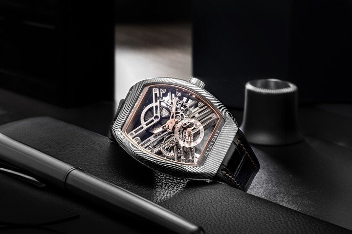 Franck Muller 携手SHH 推出全球限量 28 只 Vanguard Damascus Steel Sincere Platinum Jubilee Edition。 