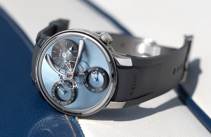 LM Split Escapement EVO新作传承家族特色如前置悬浮平衡摆轮、FlexRing吸震系统与旋入式表冠、橡胶表带等。