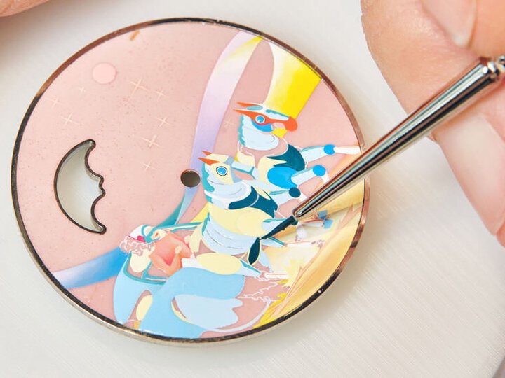 微绘师分别在蛋白石或砂金石上作画，呈现出如同丝巾般的普普风动漫式图案