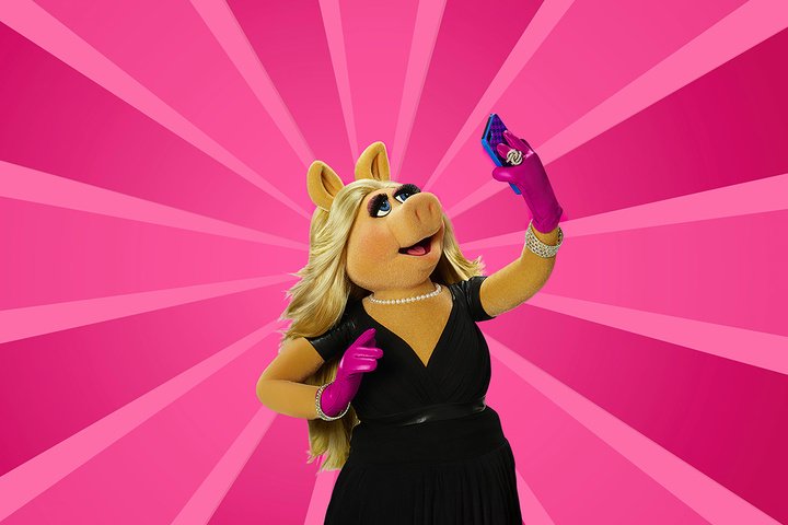 《布偶秀》中代表华丽魅力的猪小姐Miss Piggy。© Disney