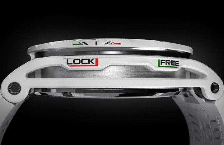 表侧有”LOCK”和”FREE”字样，使佩戴者明白如何将表圈拆装至定位。