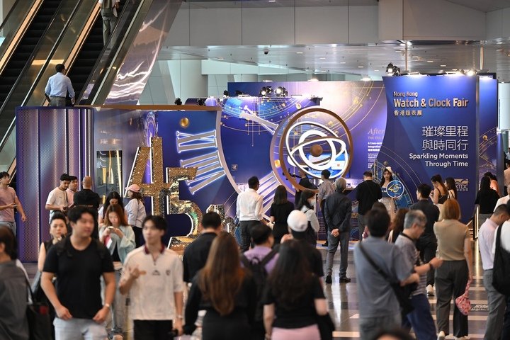 大会特别打造“时光隧道”以庆祝香港钟表展踏入第45届，参观人士可回顾展览自1982年创办以来的三大发展里程碑。