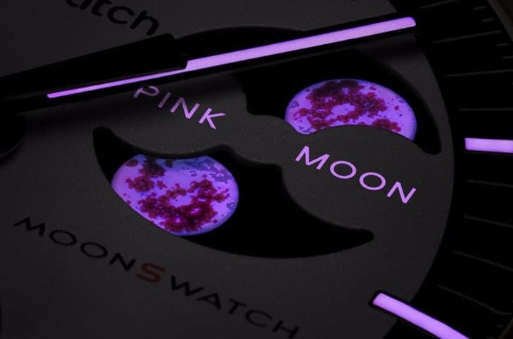 在紫外光照射下，月相遮罩会浮现出"PINK MOON"字样，展现出手表特色主题。