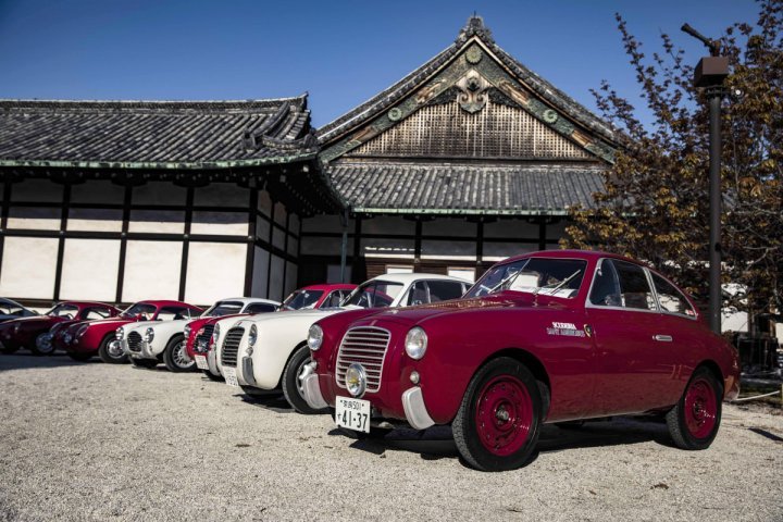 Mille Miglia千里赛，只接受曾于1927～1957年间参加过大规模车赛的古董车参与角逐，路线固定始于北义的布雷西亚，途经托斯卡纳到南义罗马折返