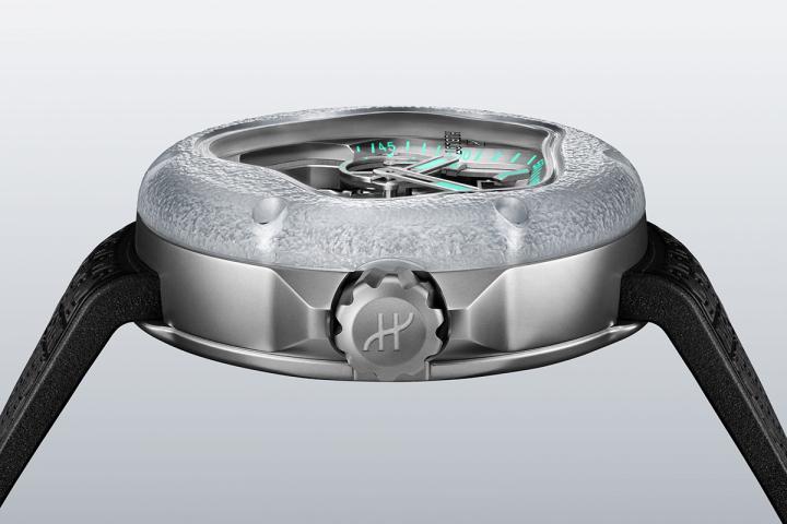 表壳与表圈采用磨砂蓝宝石水晶、五级钛金属与橡胶异材质融合而成，将品牌核心理念 “融合的艺术 (Art of Fusion)” 化为具象语言。