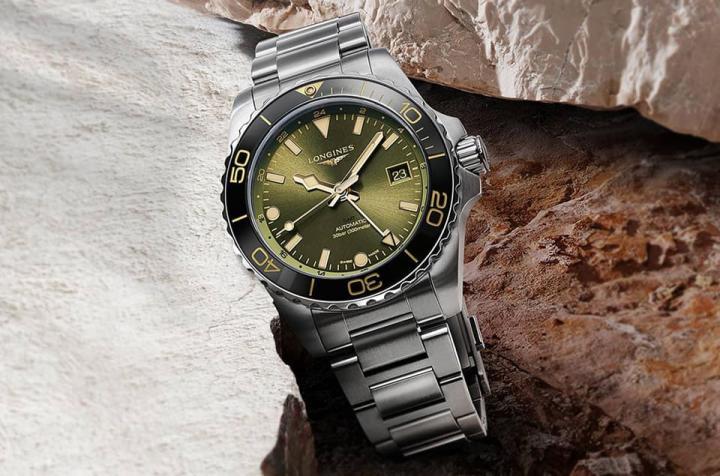 浪琴表HydroConquest深海征服者系列推出全新两地时间款式，手表设计让人有耳目一新之感。