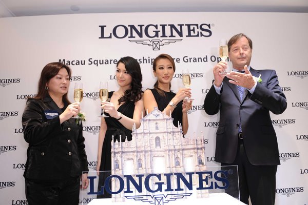 (右至左)浪琴副总裁暨国际销售总监Mr. Charles Villoz、谢婷婷、苟芸慧及香港区副总裁欧阳楚英一同启动庆祝仪式，飞翼沙漏标志于澳门地标大三巴前升起，象征 浪琴于澳门鸿图大展