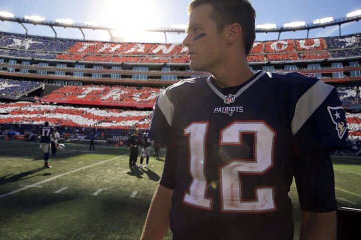 Brady在新英格兰爱国者队效力长达19年，期间可谓战功彪炳，早就预约NFL名人堂的一席之地，因此他离开老东家转投他队的新闻对于美式足球迷而言都是一个超级震撼的消息