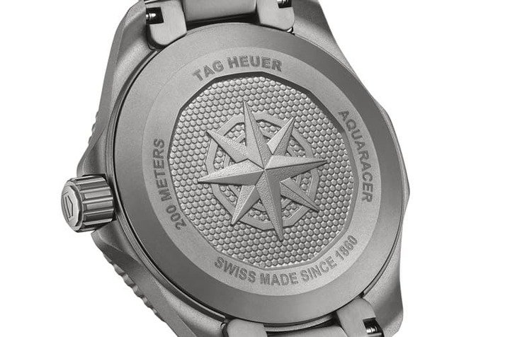 表背刻有指南针图案，此为新世代Aquaracer Professional 200潜水表的特征之一。