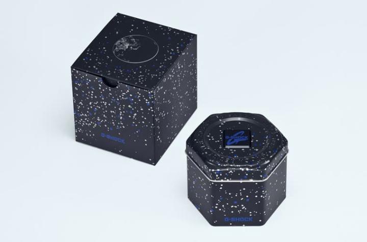 GM-110EARTH-1A拥有特殊设计的表盒包装，其以蓝白点点模拟宇宙的浩瀚无垠印象。