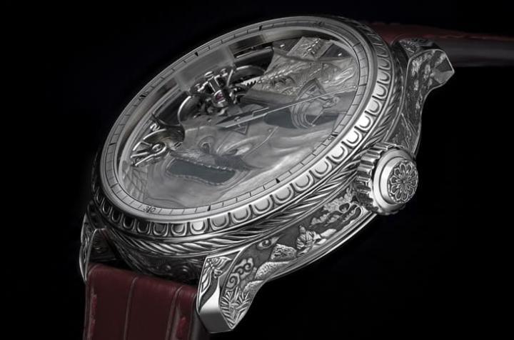 手表以符合伦理标准的 18K 白金打造，42.5mm 尺寸展现厚实质感，兼具高贵光泽与坚固结构。