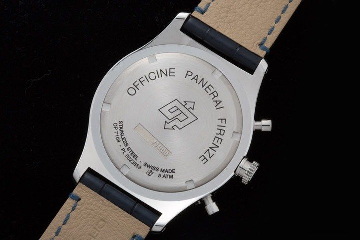 表底盖完整完还原了历史表款的表底盖设计