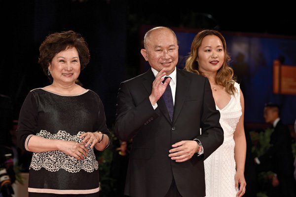 吴宇森佩戴积家双面双时区小秒针翻转腕表，携家人出席第74届威尼斯国际电影节