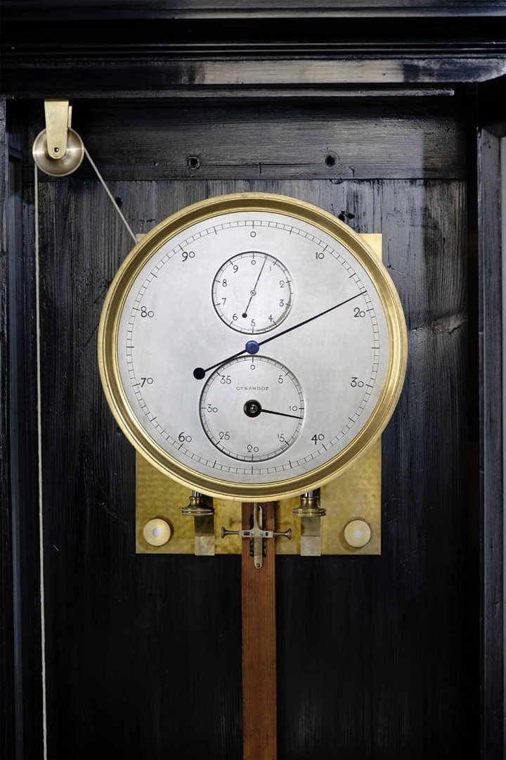 UR-10 SpaceMeter 灵感源自 Felix 父亲修复的 19 世纪 Sandoz 摆钟，连接古典制表与宇宙探索精神。